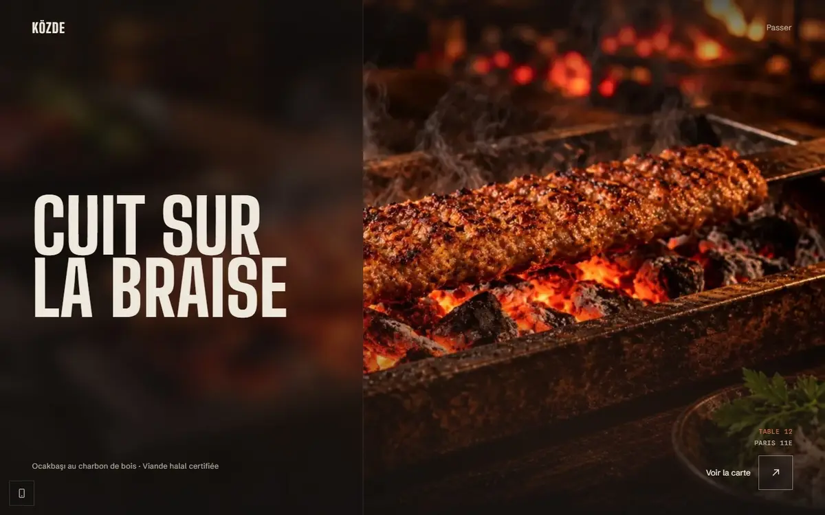 Menu digital du restaurant fictif Közde : grande photo de brochette sur la braise et titre « Cuit sur la braise ».